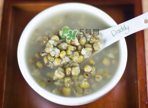 綠豆湯和牛奶能一起吃嗎？喝綠豆湯同時可以喝牛奶嗎？