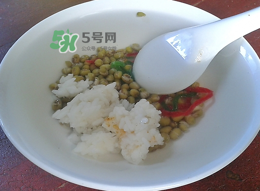 綠豆湯和牛奶能一起吃嗎？喝綠豆湯同時可以喝牛奶嗎？