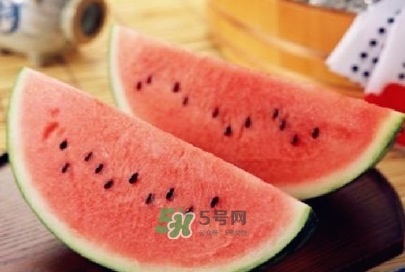 綠豆湯和西瓜可以同時吃嗎？綠豆湯可以和西瓜一起吃嗎？