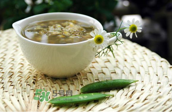 綠豆湯和西瓜可以同時吃嗎？綠豆湯可以和西瓜一起吃嗎？