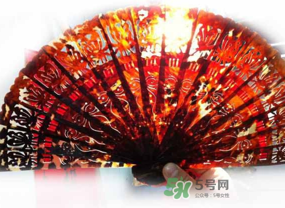 玳瑁怎么辨別真假？玳?？梢哉此畣?></p><p>3、不要和堅硬的物品和首飾接觸，以防玳瑁飾品刮傷、刮花。</p><p>玳瑁（Shell）是一種有機寶石，成分：碳酸鈣；硬度：2.5；特指玳瑁的背甲，為非晶質體，呈微透明至半透明，具蠟質至油脂光澤。</p><h3>佩戴玳瑁的好處</h3><p>玳瑁是一種有機寶石，特指玳瑁的背甲，玳瑁的甲殼上有美麗而又色彩斑斕的花紋，是一種名貴的寶石，為非晶質體，呈微透明至半透明，具蠟質至油脂光澤。可用于制作戒指、手鐲、簪（釵）、梳（櫛）、扇子、盒、眼鏡框、樂器小零件、精密儀器的梳齒以及刮痧板等器物，具有獨特的神韻和光彩。高貴典雅，有祥瑞幸福、健康長壽的象征，享有“海金”之稱。</p> </div>
<div align=
