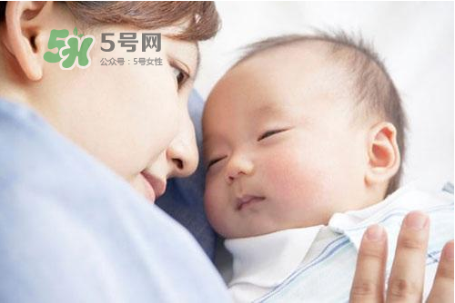 8月份坐月子穿什么衣服？八月份坐月子穿什么鞋？
