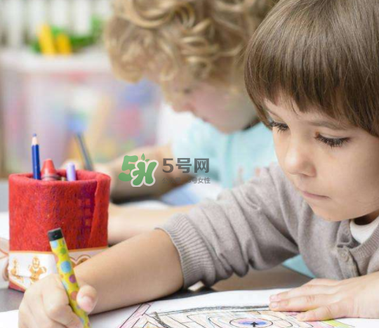 暑假孩子不寫作業怎么辦？暑假不想寫作業怎么教育？