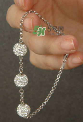 銀手鐲帶哪只手好？銀手鐲女性戴哪只手？