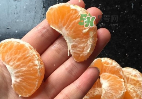 橘子里的白絲能吃嗎？橘子瓣上面的白絲吃了有什么好處？