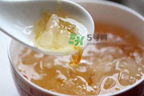 燕窩和銀耳的功效一樣嗎？燕窩和銀耳的區(qū)別？