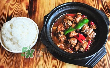 黃燜雞米飯有幾個品牌？黃燜雞米飯有營養嗎