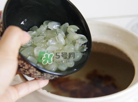 泡皂角米的水要倒掉嗎？泡皂角米的水有什么作用