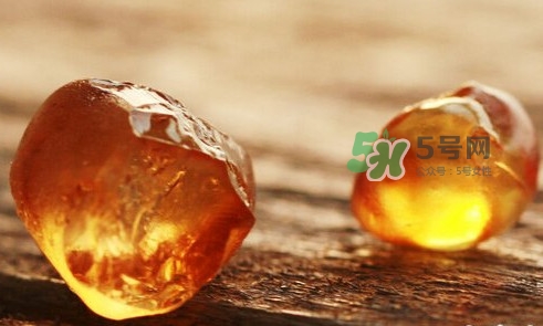 桃膠什么顏色的好？桃膠顏色深色好還是淺色好