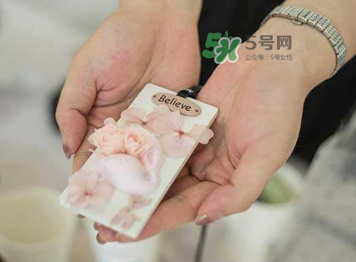 送永生花代表什么？一個(gè)男孩送自己永生花是什么意思？