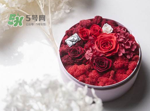 送永生花代表什么？一個(gè)男孩送自己永生花是什么意思？