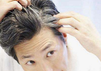 頭發白是什么原因引起的？頭發白吃什么能變黑？