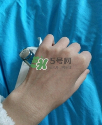 olay淡斑小白瓶和olay光感小白瓶哪個好？