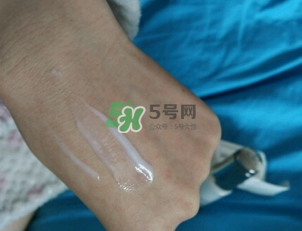 olay淡斑小白瓶和olay光感小白瓶哪個好？