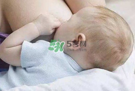 母乳喂養會積食嗎？純母乳喂養的寶寶會積食嗎？