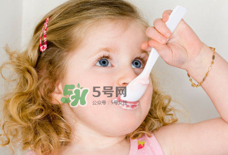 一歲后的寶寶如何喂養(yǎng)？寶寶喝牛奶好嗎？