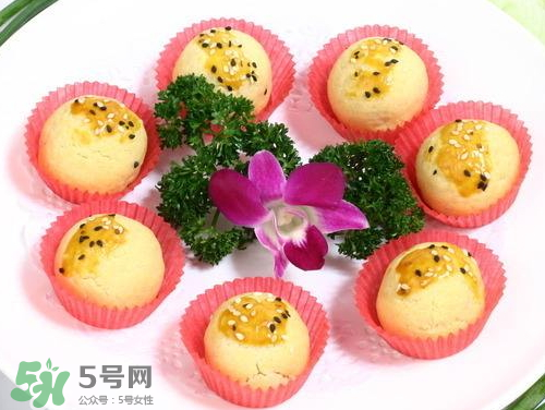為什么蛋黃酥的皮很硬？蛋黃酥油皮太硬怎么辦？