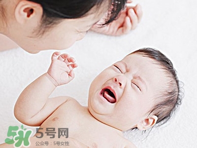 寶寶驚跳是什么癥狀？寶寶驚跳反應怎么安撫？