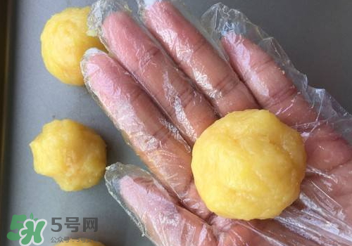 蛋黃酥油皮怎么揉出膜？蛋黃酥油皮不出膜怎么辦？
