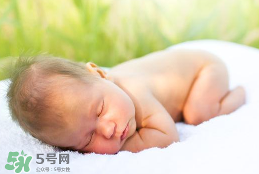 寶寶曬太陽后出濕疹正常嗎？寶寶曬太陽會出濕疹嗎？