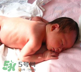寶寶曬太陽后出濕疹正常嗎？寶寶曬太陽會出濕疹嗎？