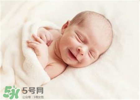 寶寶驚跳是什么癥狀？寶寶驚跳反應怎么安撫？