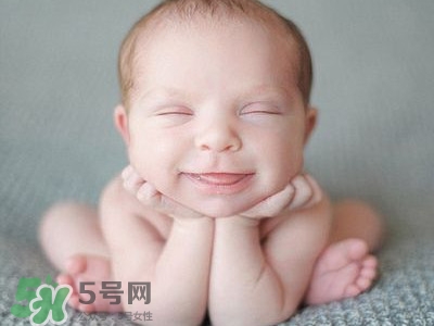 寶寶剛出生可以喝奶粉嗎？剛出生的寶寶喝多少奶粉？