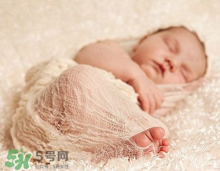 寶寶剛出生可以喝奶粉嗎？剛出生的寶寶喝多少奶粉？