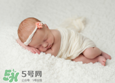 寶寶驚跳是什么癥狀？寶寶驚跳反應怎么安撫？