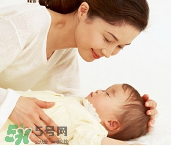 寶寶驚跳是什么癥狀？寶寶驚跳反應怎么安撫？