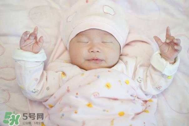 寶寶剛出生可以喝奶粉嗎？剛出生的寶寶喝多少奶粉？