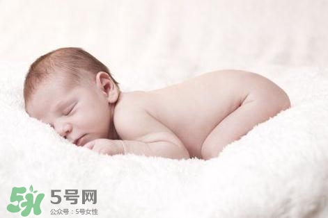 寶寶驚跳是什么癥狀？寶寶驚跳反應怎么安撫？