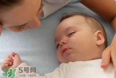 寶寶驚跳反應(yīng)什么時(shí)候消失？寶寶驚跳反射太頻繁怎么辦？