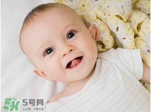 寶寶剛出生可以喝奶粉嗎？剛出生的寶寶喝多少奶粉？