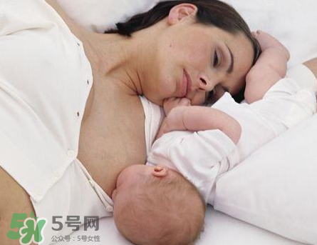 新生兒嗜睡吃奶量少要緊嗎？新生兒吃奶量少怎么辦？