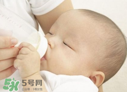 新生兒嗜睡吃奶量少要緊嗎？新生兒吃奶量少怎么辦？