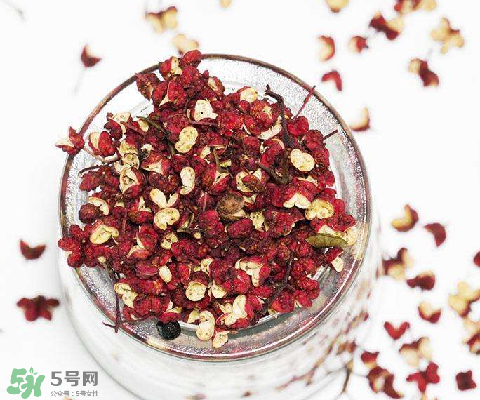 花椒泡腳能治白發(fā)嗎？花椒泡腳白發(fā)能轉(zhuǎn)黑嗎？