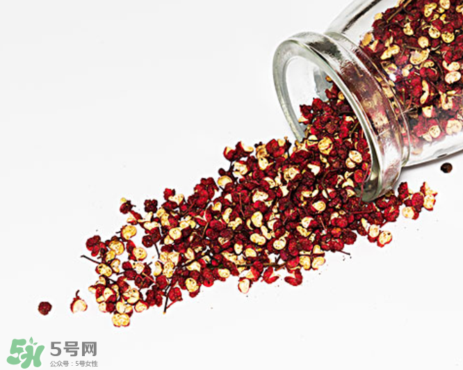 花椒泡腳能治白發(fā)嗎？花椒泡腳白發(fā)能轉(zhuǎn)黑嗎？