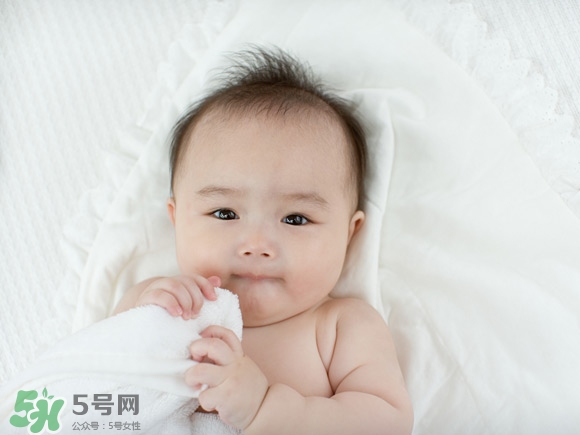 嬰兒幾個月可以做寶寶椅？嬰兒安全椅安裝方法