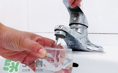 自來水為什么不能直接喝？自來水洗過的水果為什么可以吃？