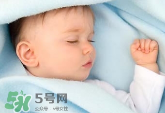 寶寶睡覺出汗多是什么原因？寶寶睡覺的常見誤區