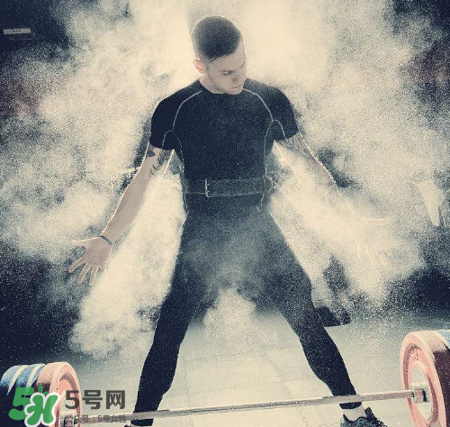 硬拉能練腹肌嗎？硬拉可以練腹肌嗎？