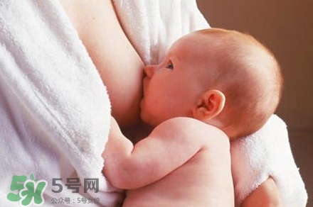 母乳喂養(yǎng)的寶寶大便怎樣正常？母乳喂養(yǎng)的寶寶需要補(bǔ)鈣嗎？