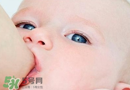 母乳喂養(yǎng)的寶寶大便怎樣正常？母乳喂養(yǎng)的寶寶需要補(bǔ)鈣嗎？
