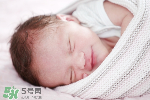 寶寶睡覺頭出汗是熱嗎？寶寶睡覺頭出汗是怎么回事？