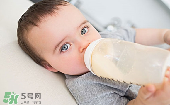 寶寶睡覺吃奶好嗎？寶寶睡覺吃奶怎么辦？