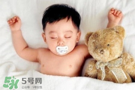 寶寶睡覺出汗多還要蓋被嗎？寶寶睡覺出汗多怎么辦？