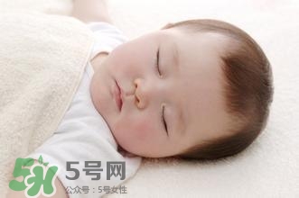 寶寶睡覺出汗多是什么原因？寶寶睡覺的常見誤區