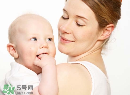 母乳喂養(yǎng)胸部會(huì)變形嗎？如何避免產(chǎn)后乳房變形？