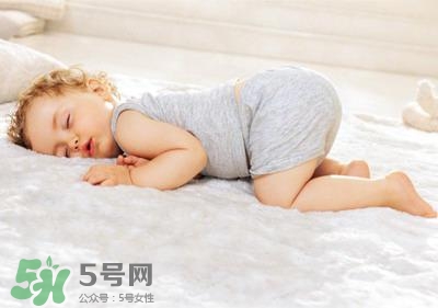 剛出生的寶寶需要枕頭嗎？新生兒需要枕頭定型嗎？